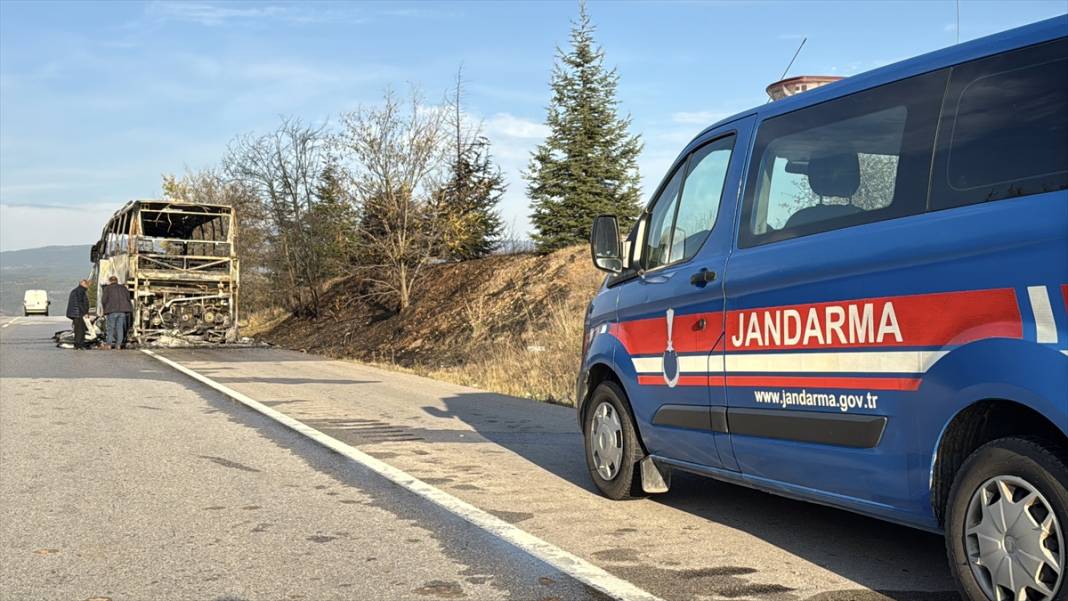 Yolcu otobüsü cayır cayır yandı! 30 yolcuyu şoförün dikkati kurtardı 5